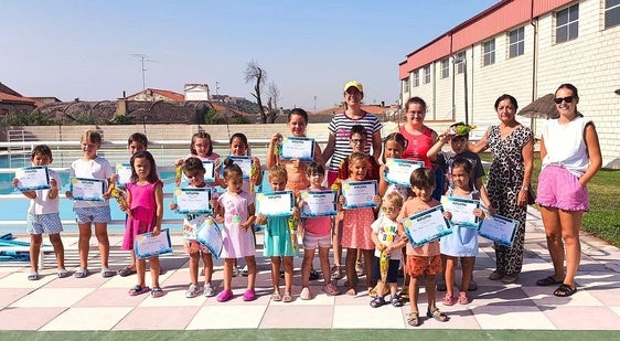 Los cursos de natación han acogido ya a más de cien personas inscritas