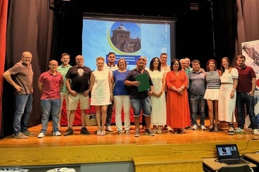 Foto de los alcaldes y alcaldesas que acudieron a la cita.
