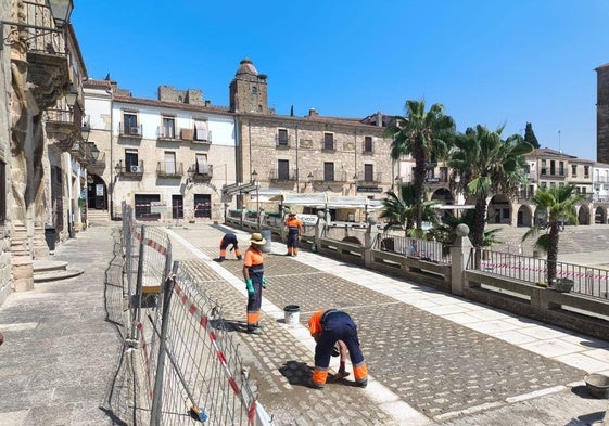 Operarios ultimando la obra en la plaza Mayor.