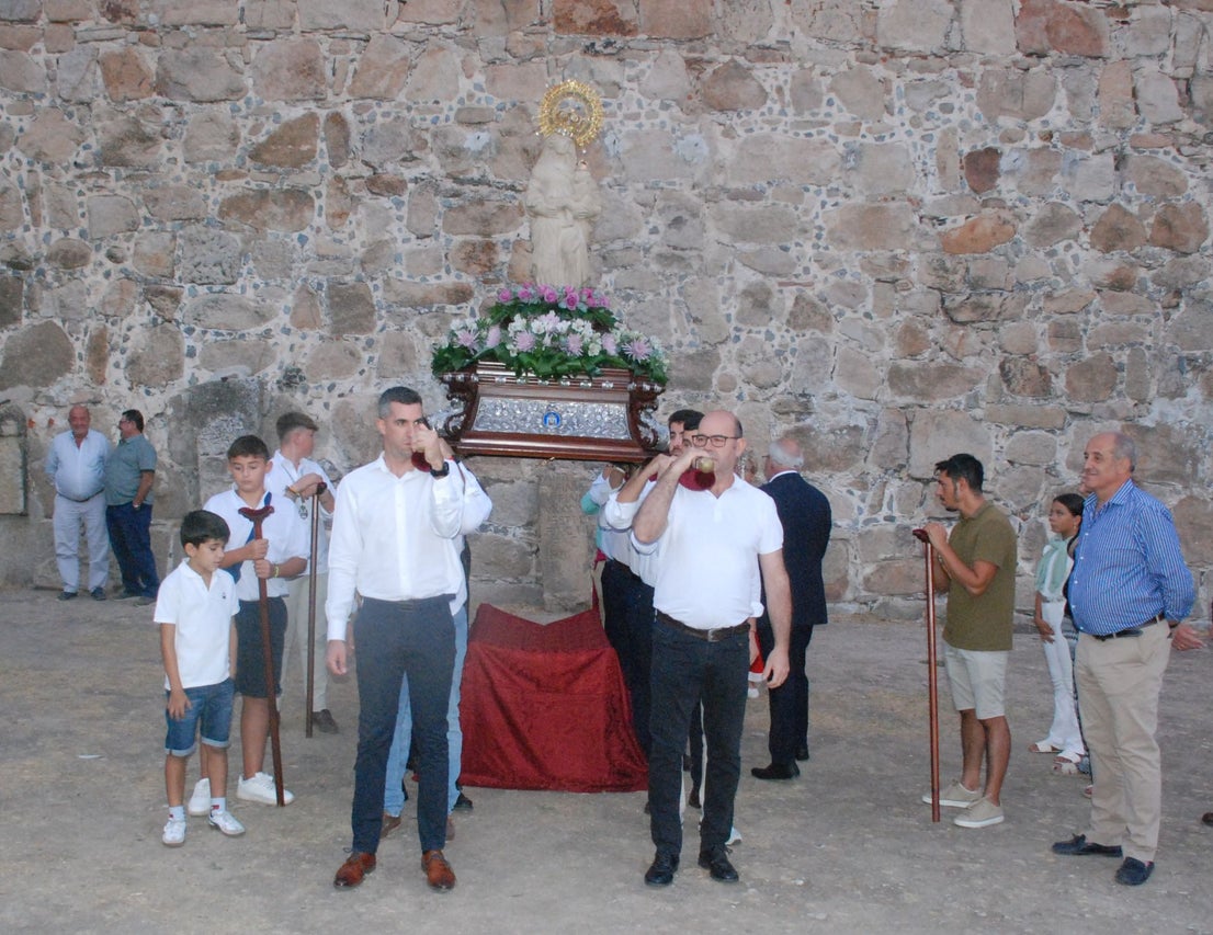 La bajada de la Patrona a la iglesia de San Martín en imágenes