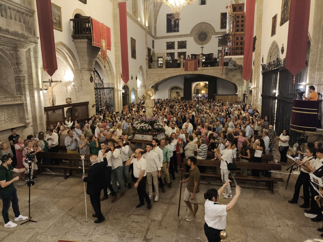 La bajada de la Patrona a la iglesia de San Martín en imágenes