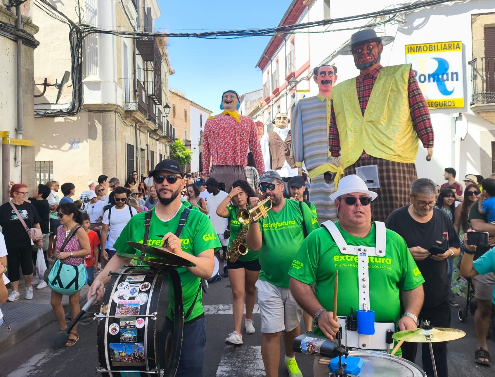 Los gitantes y cabezudos, con la chadranga La Crisi y numeroso público