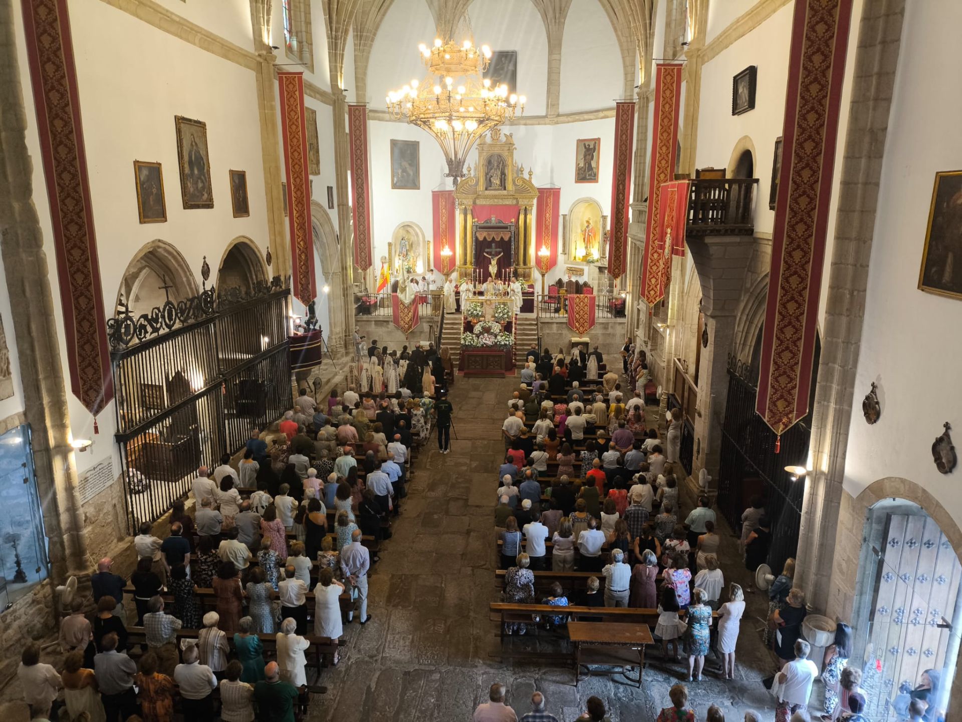 La subida de la Virgen de la Victoria, arropada por decenas de vecinos