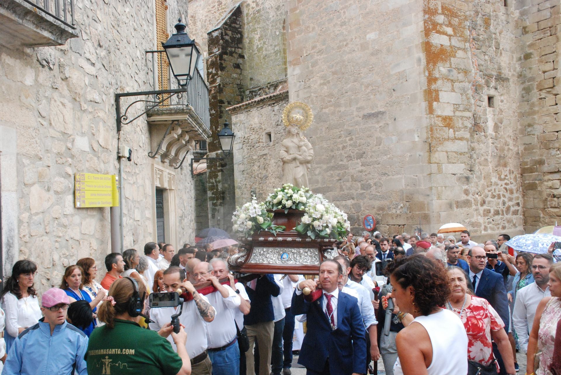 La subida de la Virgen de la Victoria, arropada por decenas de vecinos