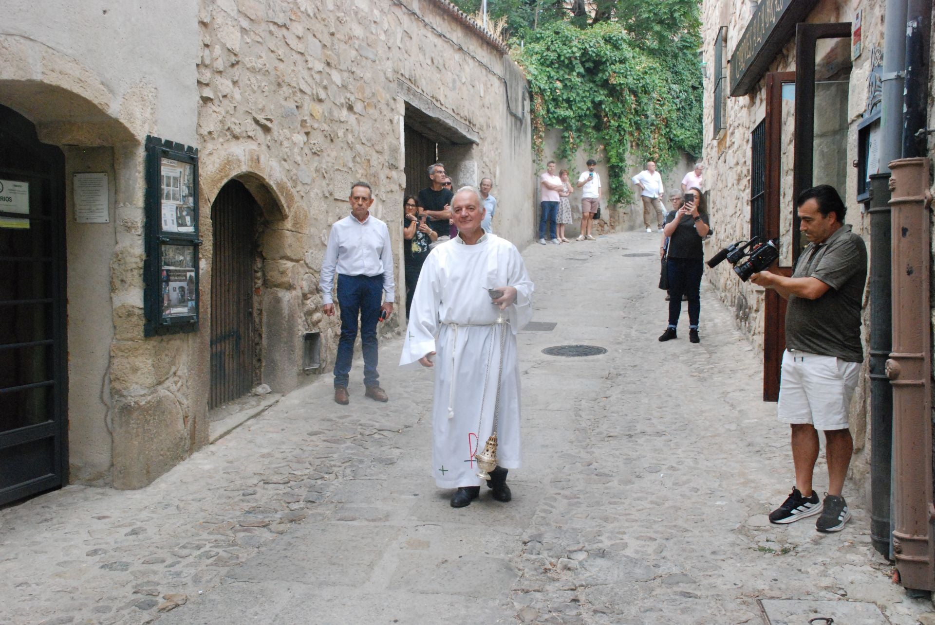 La subida de la Virgen de la Victoria, arropada por decenas de vecinos