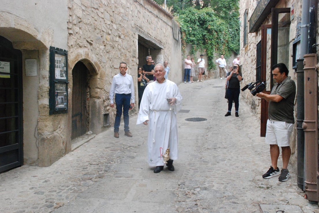 La subida de la Virgen de la Victoria, arropada por decenas de vecinos