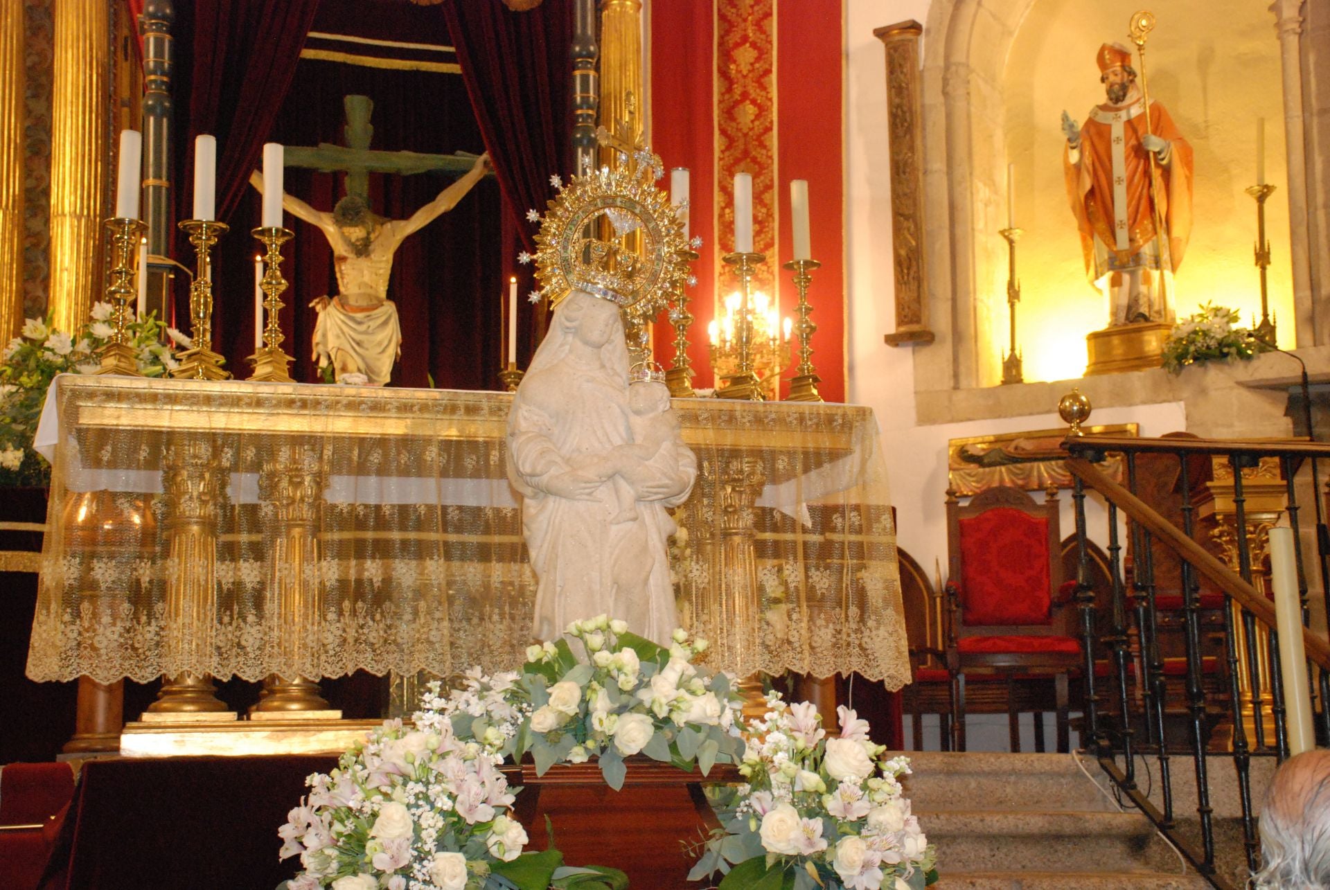 La subida de la Virgen de la Victoria, arropada por decenas de vecinos