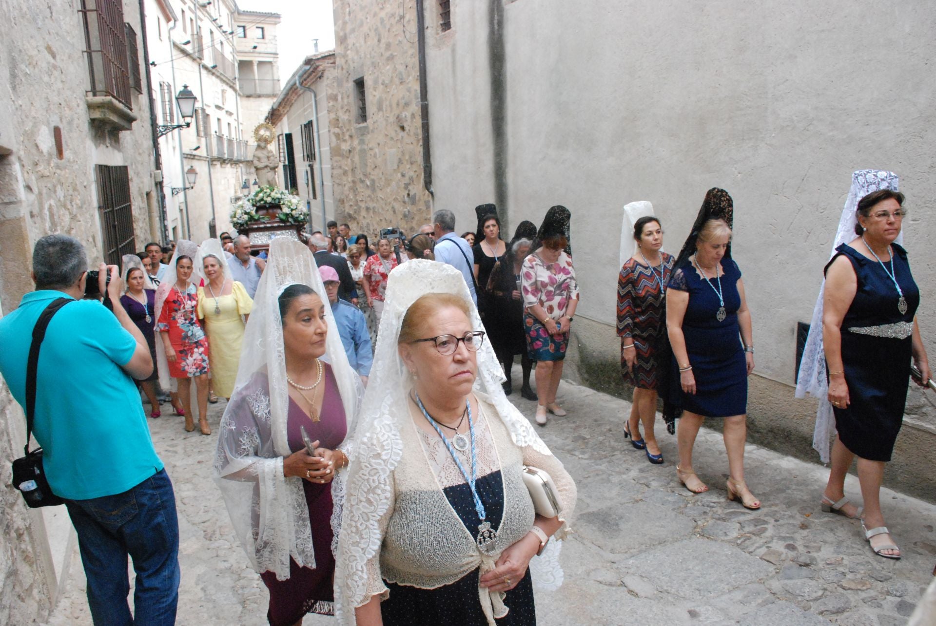 La subida de la Virgen de la Victoria, arropada por decenas de vecinos