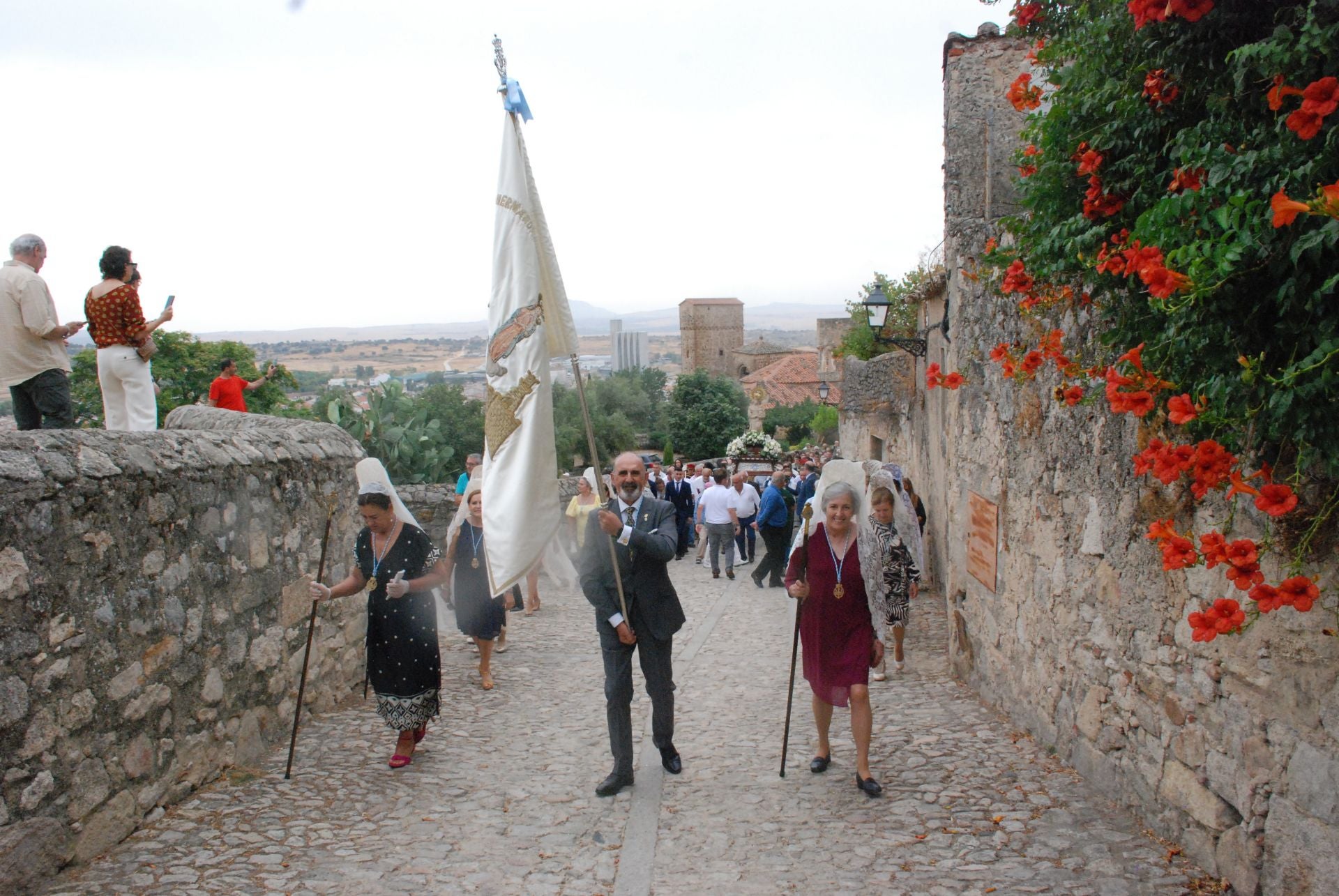 La subida de la Virgen de la Victoria, arropada por decenas de vecinos