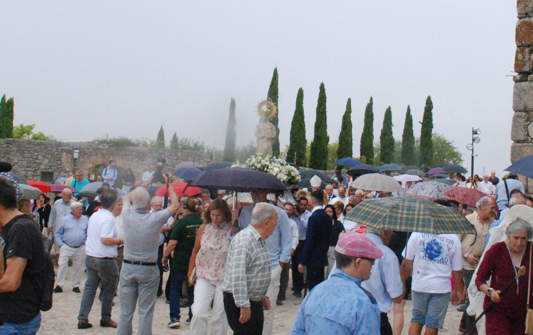 La subida de la Virgen de la Victoria, arropada por decenas de vecinos