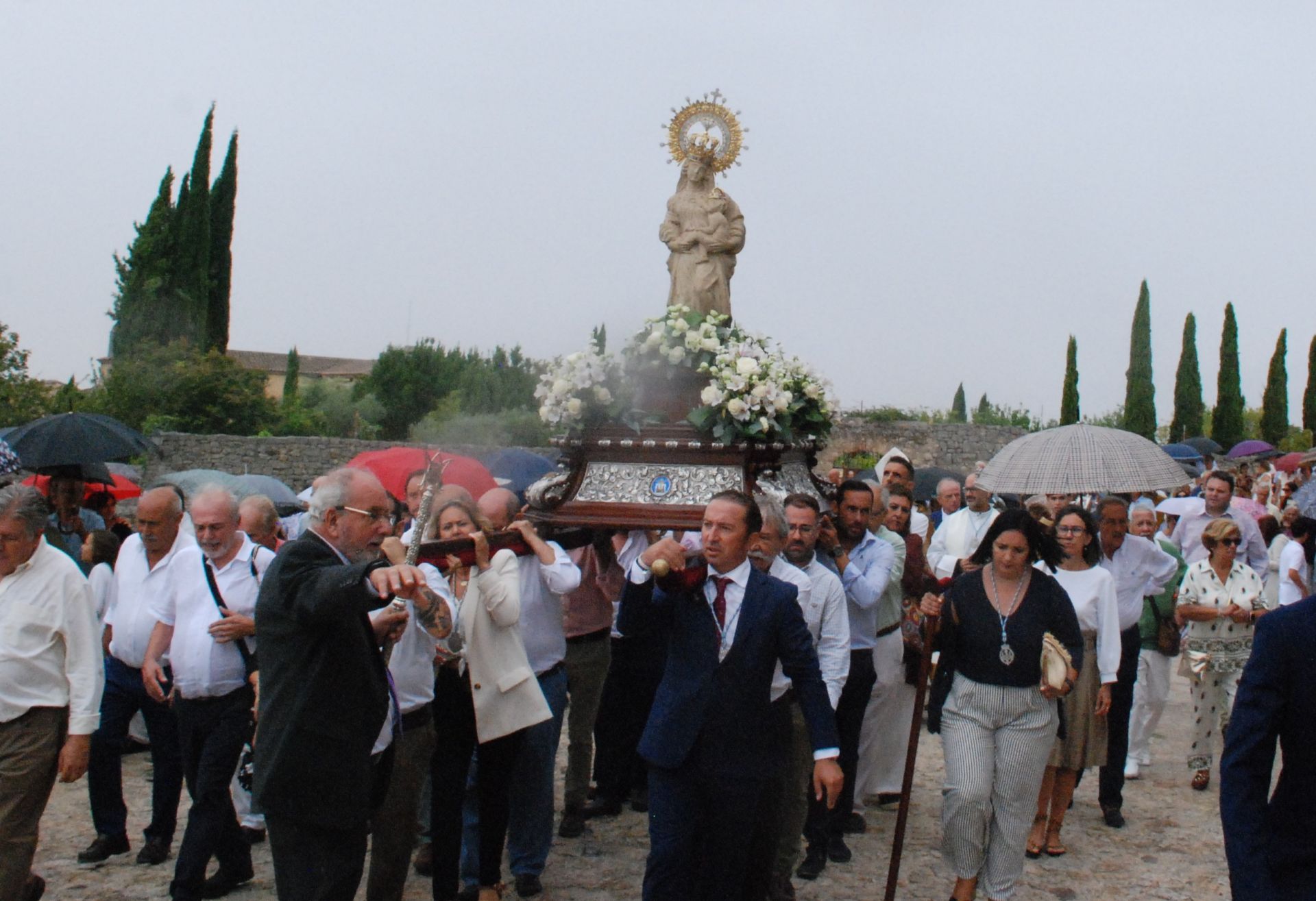 La subida de la Virgen de la Victoria, arropada por decenas de vecinos