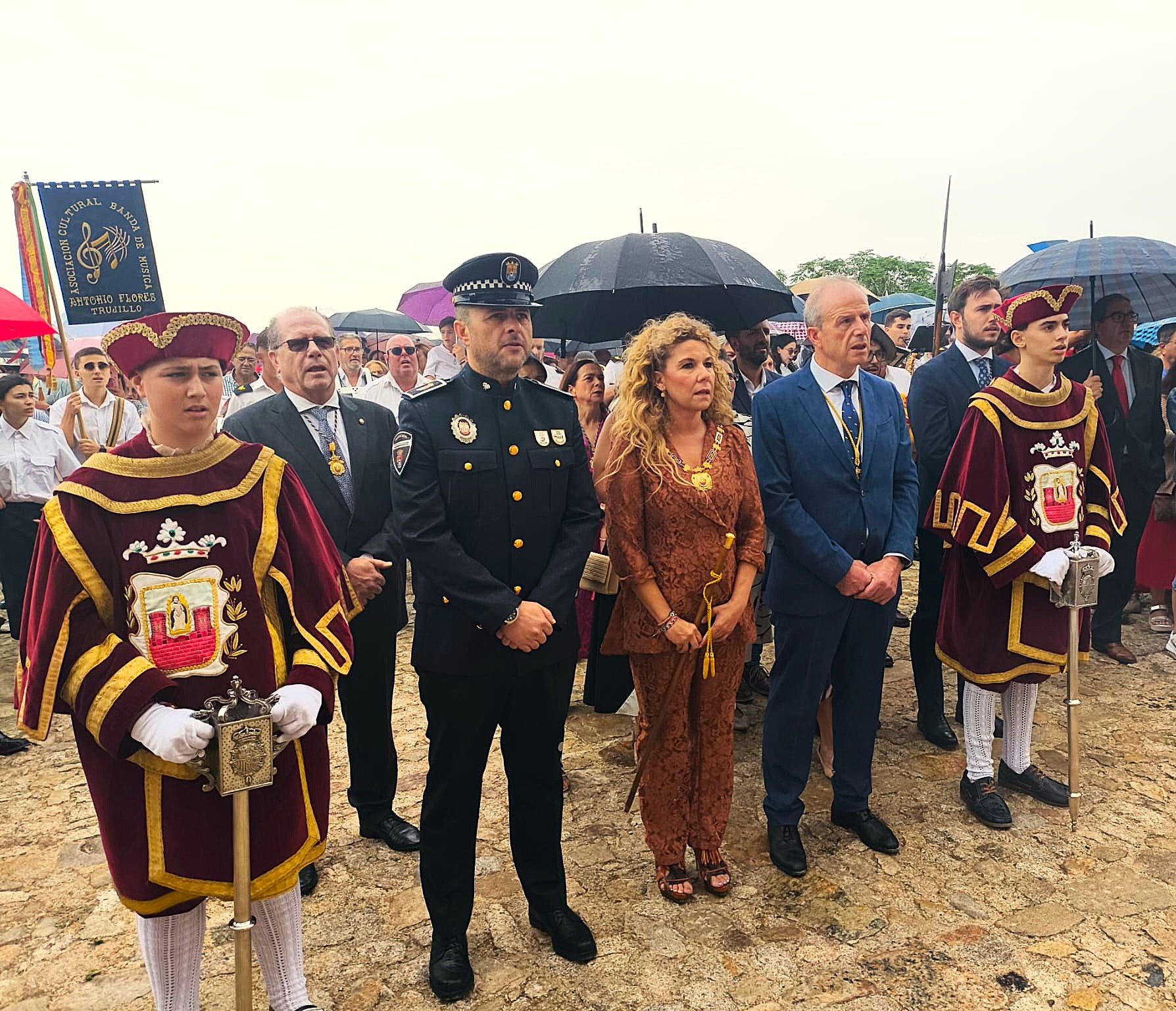 La subida de la Virgen de la Victoria, arropada por decenas de vecinos