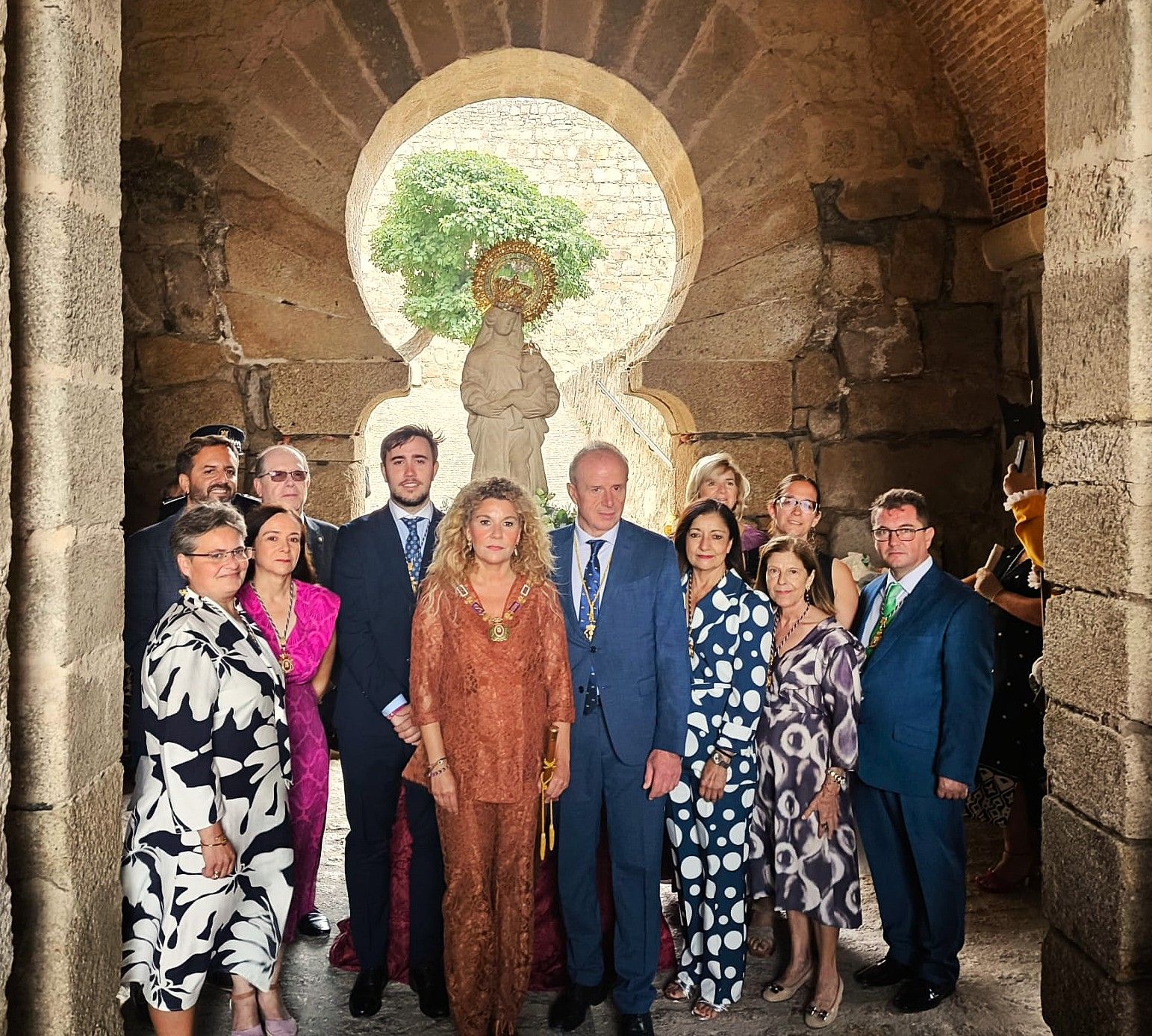 La subida de la Virgen de la Victoria, arropada por decenas de vecinos