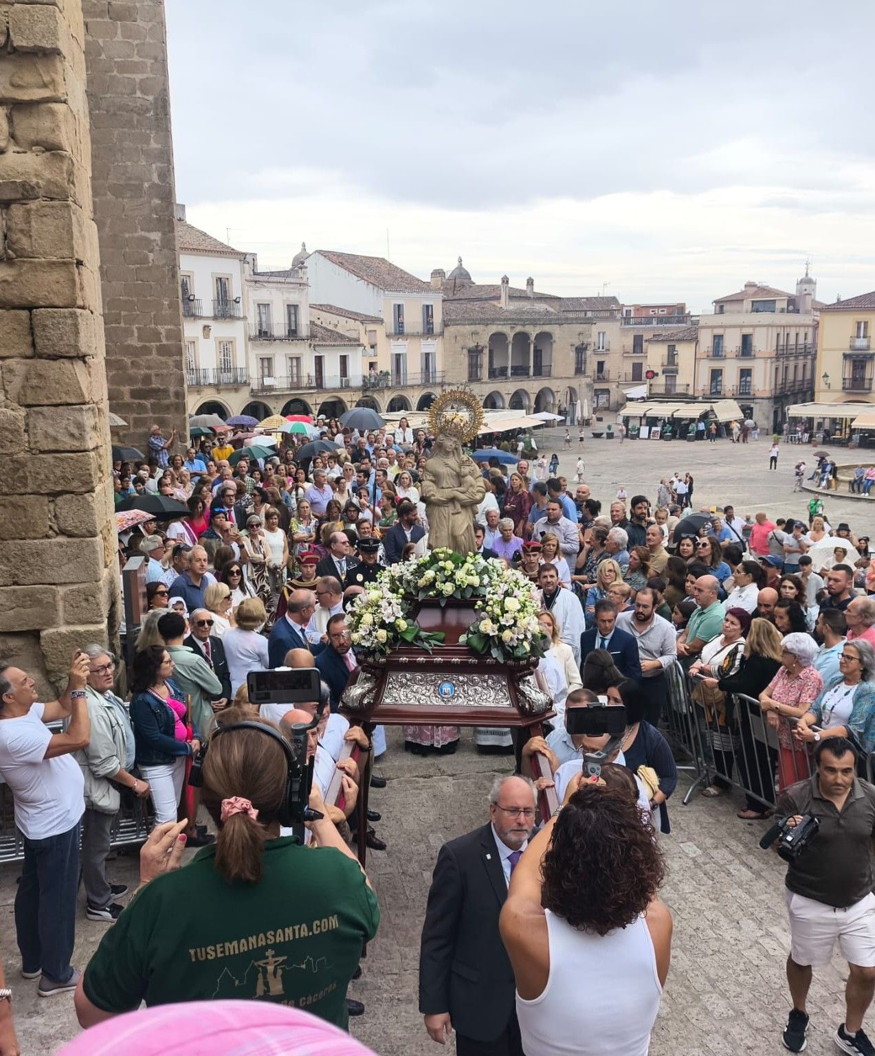 La subida de la Virgen de la Victoria, arropada por decenas de vecinos