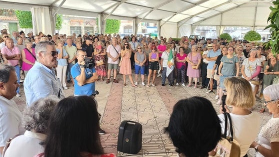 Mensaje a la alcaldesa en la concentración vecinal: «Si no puede con el cargo, dimita»