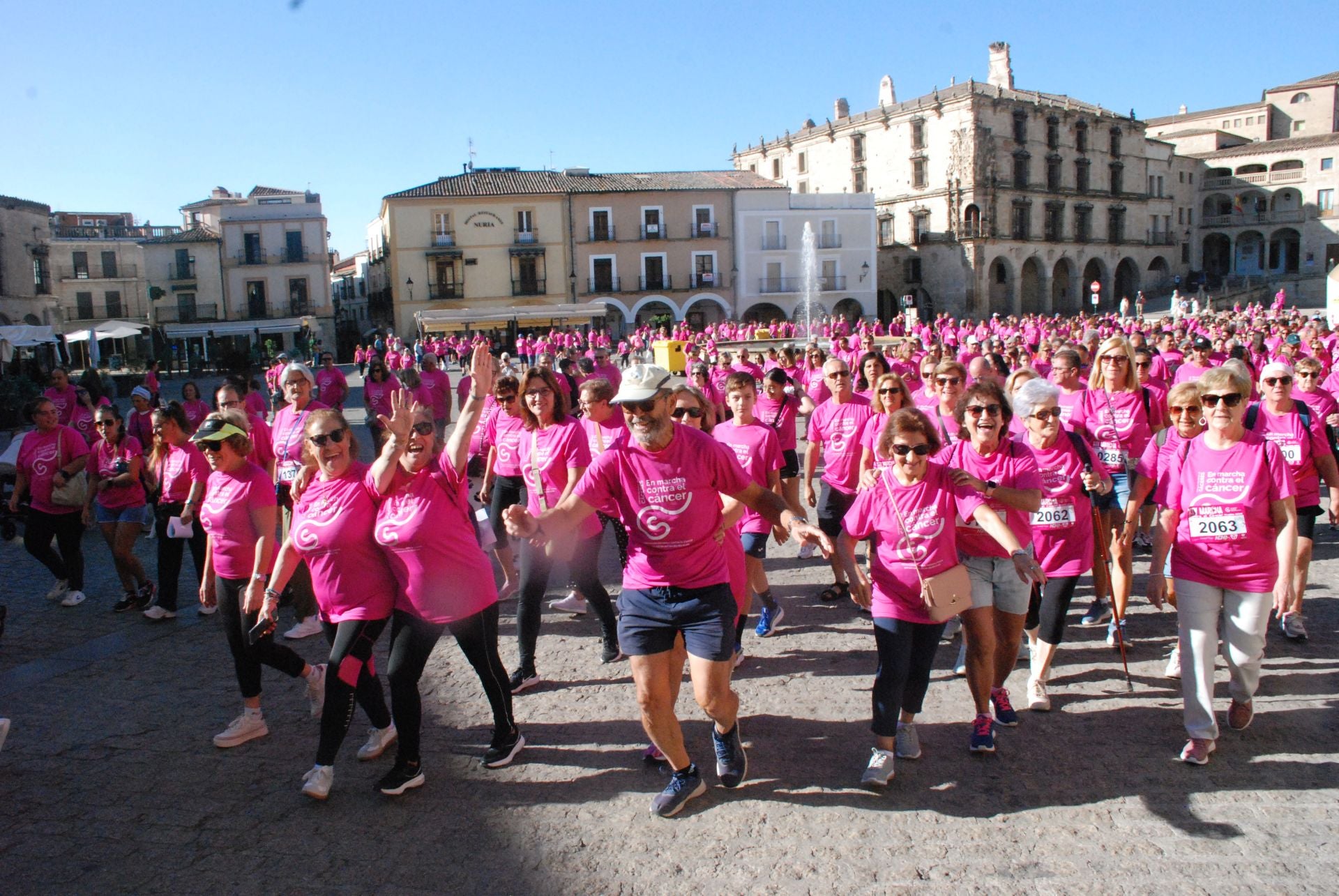 El rosa invade las calles para luchar contra el cáncer
