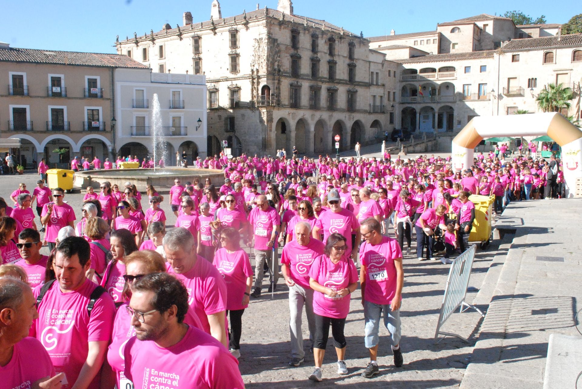 El rosa invade las calles para luchar contra el cáncer