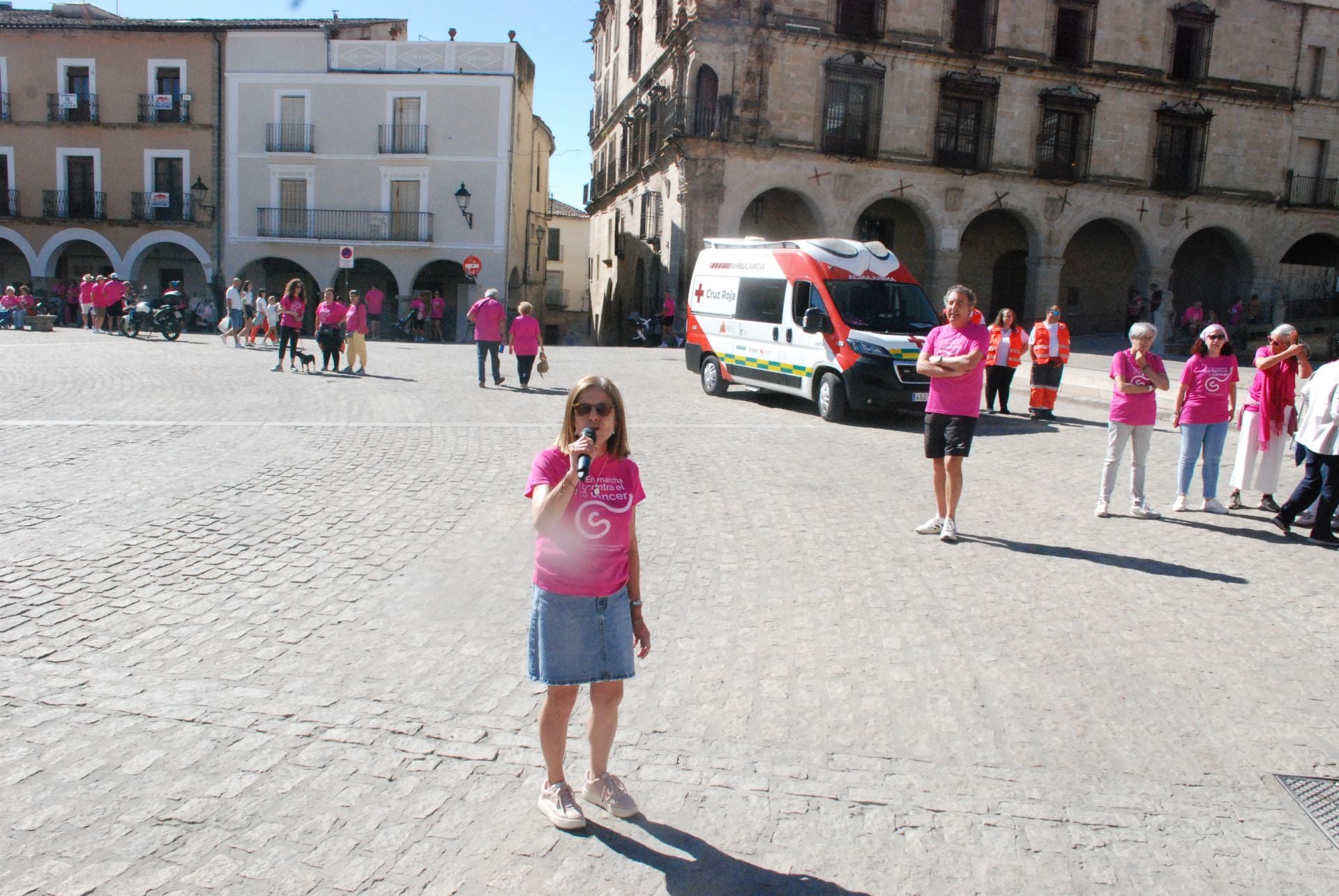El rosa invade las calles para luchar contra el cáncer