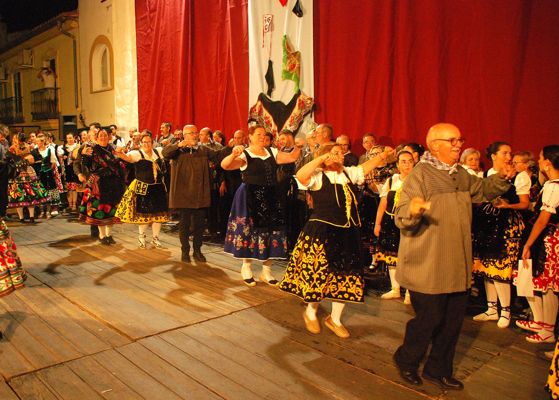 Imagen secundaria 1 - La agrupación Coros y Danzas Virgen del Rosario celebra una gran fiesta del folclore