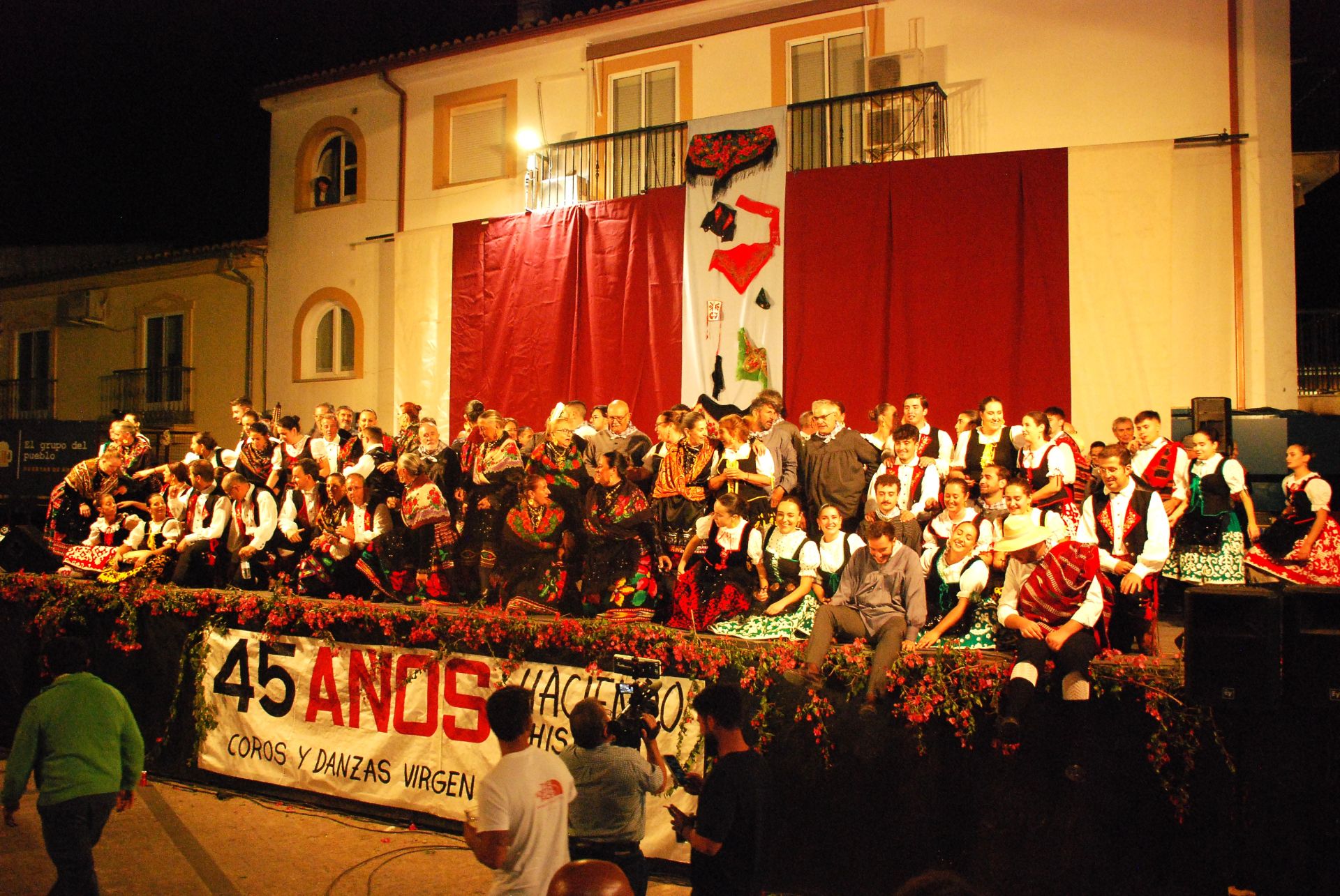 Imagen principal - La agrupación Coros y Danzas Virgen del Rosario celebra una gran fiesta del folclore