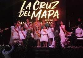 Las reinas y damas encima del escenario para cantar una de las canciones de Manuel Carrsco