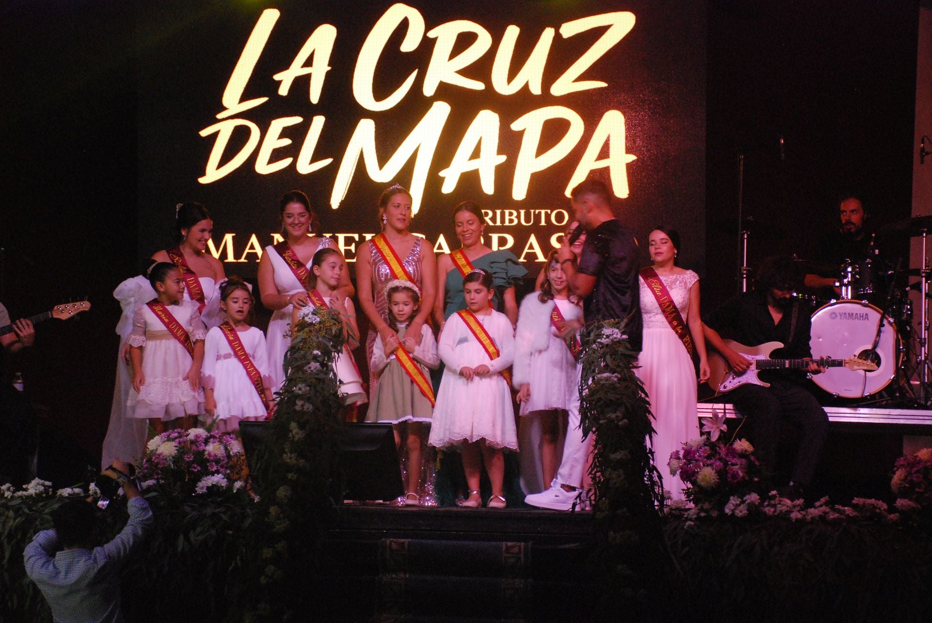 Las reinas y damas encima del escenario para cantar una de las canciones de Manuel Carrsco