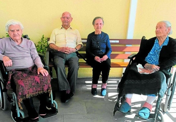 Juana, Juan, Antonia, y Venancia, en la residencia de mayores, hace unos días.