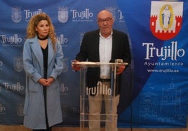 La alcaldesa y el catedrático de la UEX, en la presentación del congreso.