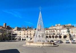 El árbol de Navidad en la plaza Maor.