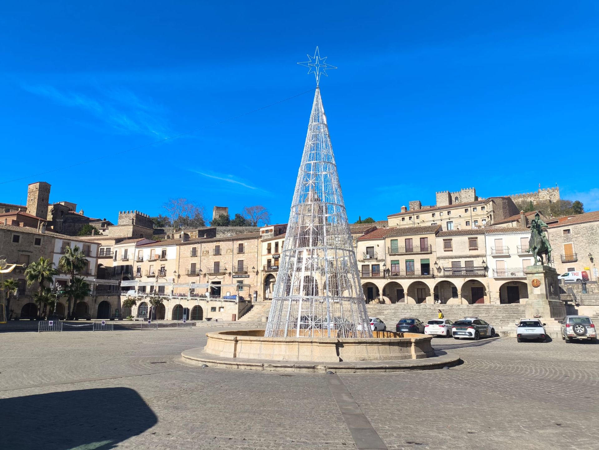 El árbol de Navidad en la plaza Maor.