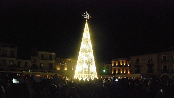 Cientos de personas acuden al encendido de la iluminación navideña en la plaza Mayor