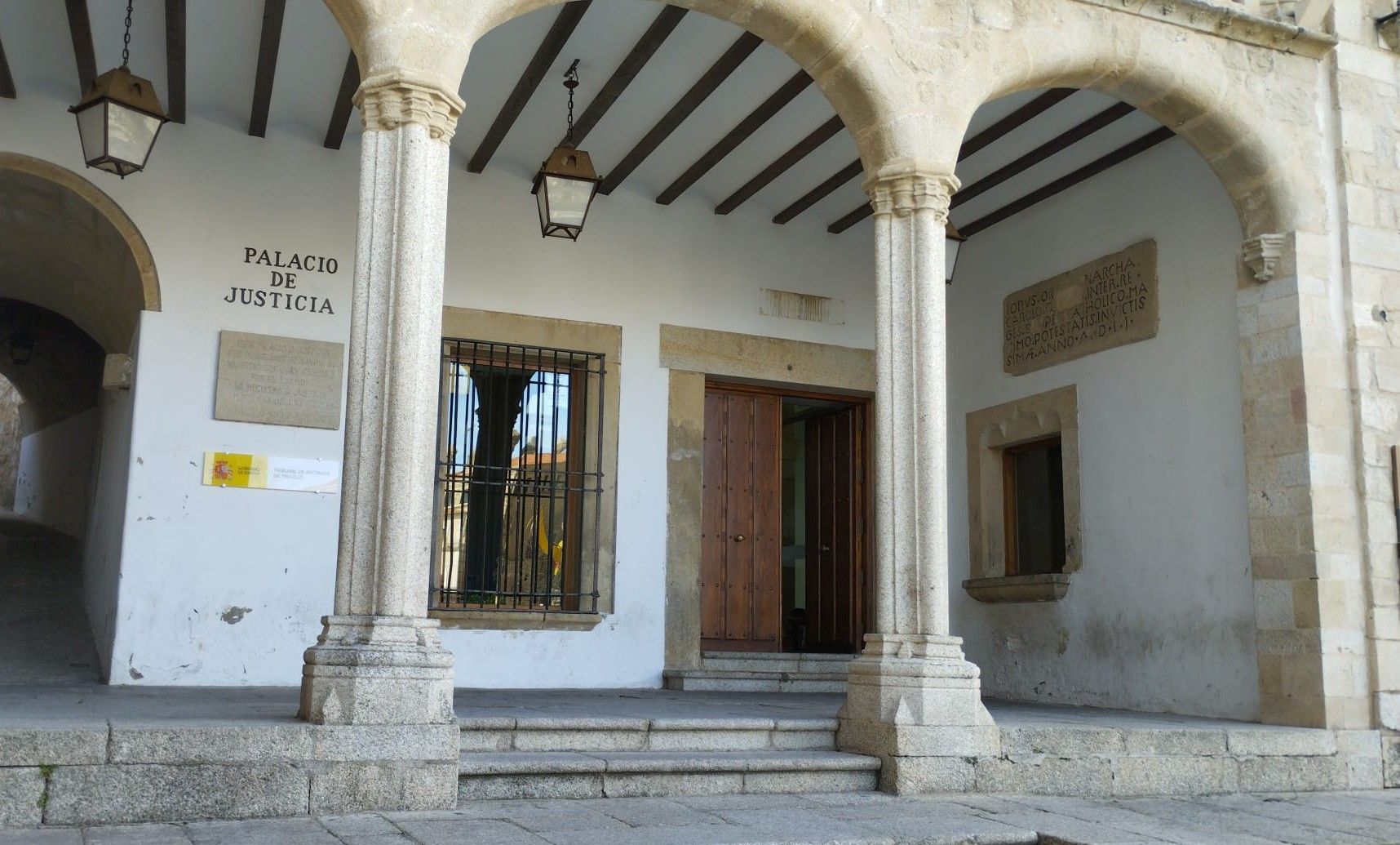 Una de las entradas del Tribunal de Instancia