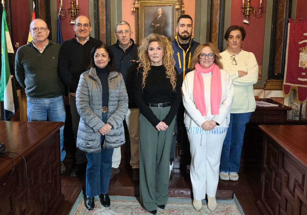 Dirigentes políticos y representantes sindicales, tras firmar el documento pactado.