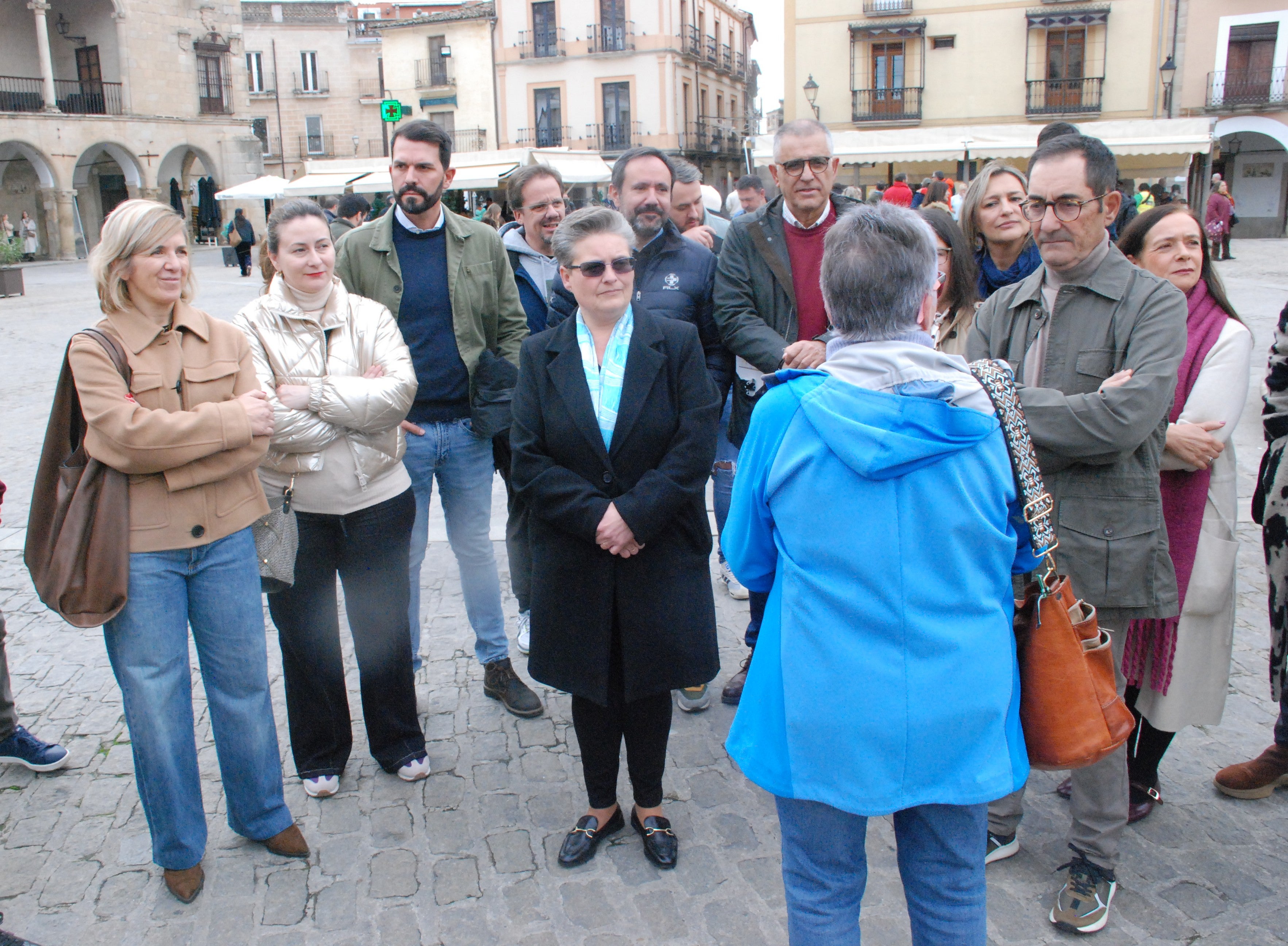 Sánchez Cotrina, junto con compañeros socialistas visitaron ayer la ciudad
