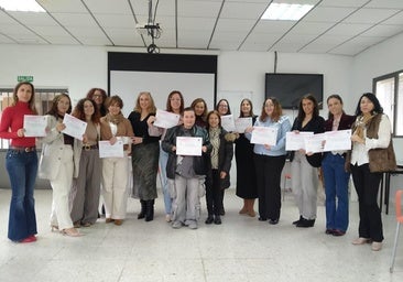 Las participantes del programa que acaba de terminar junto a sus responsables.