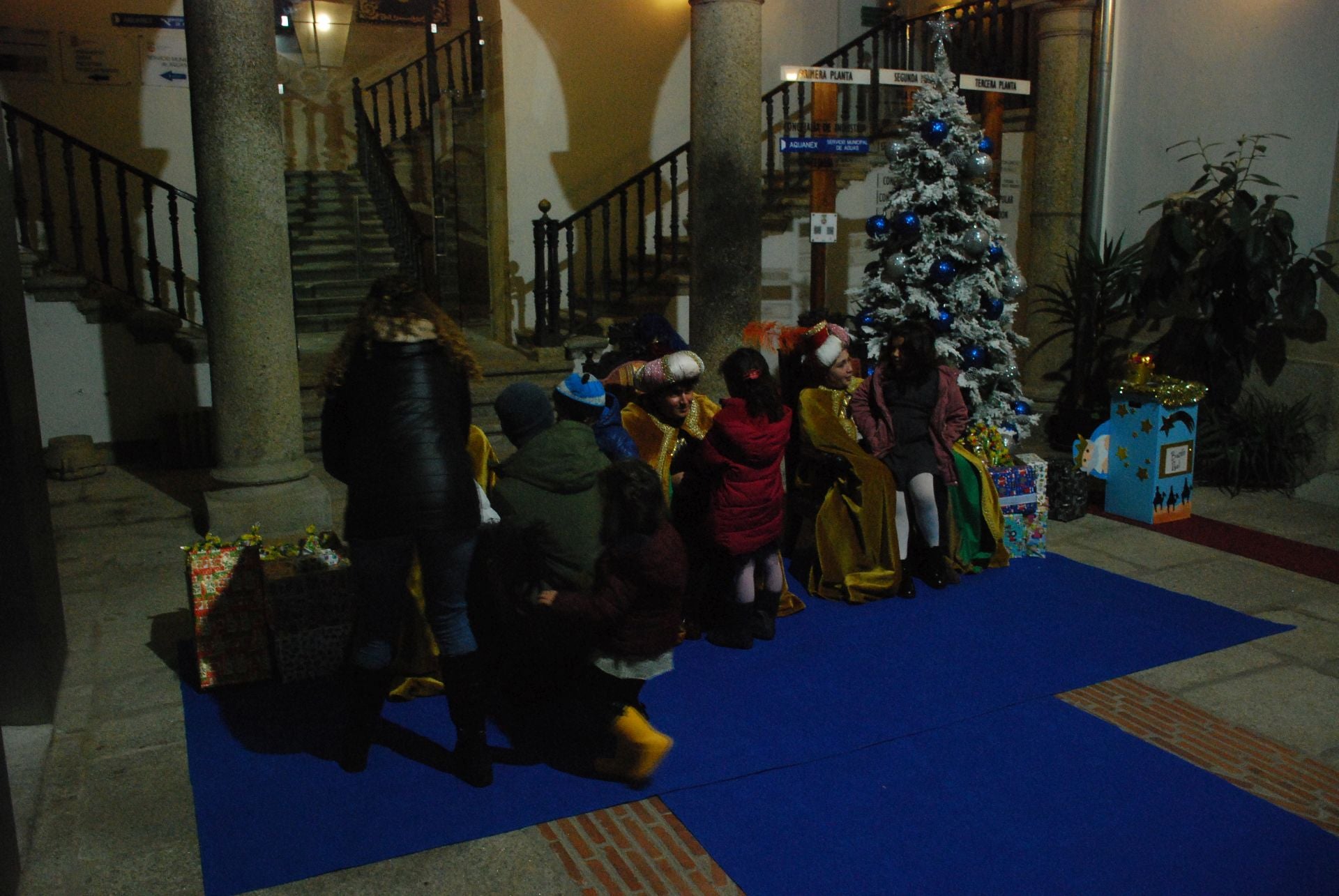 Más de 220 menores entregan sus cartas a los pajes de los Reyes Magos