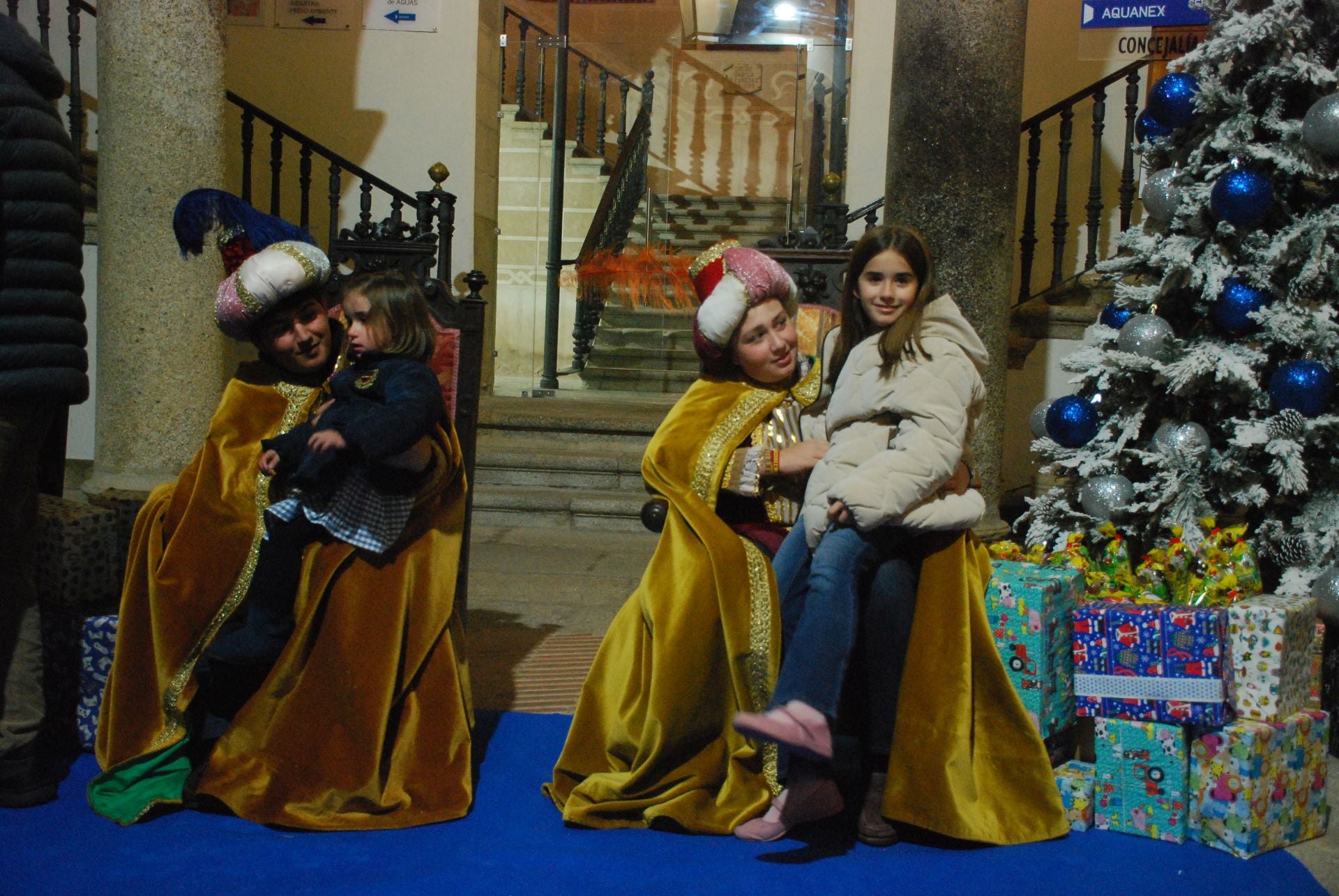 Más de 220 menores entregan sus cartas a los pajes de los Reyes Magos