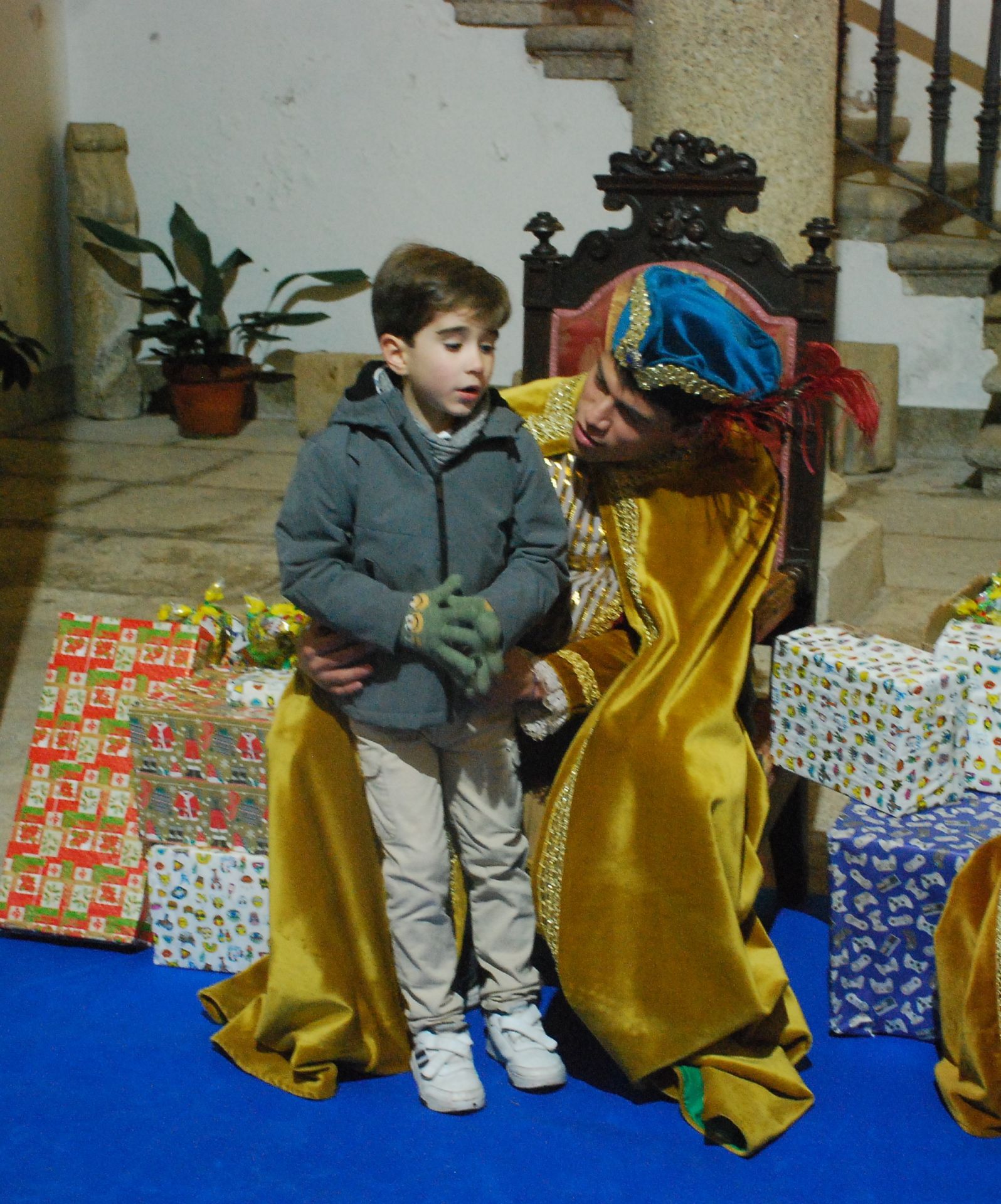 Más de 220 menores entregan sus cartas a los pajes de los Reyes Magos