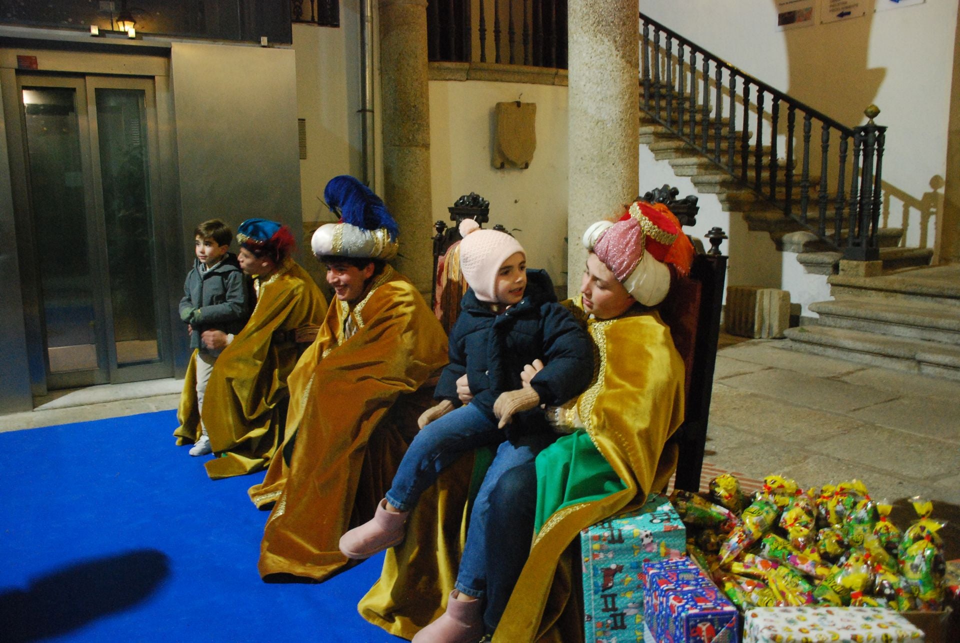 Más de 220 menores entregan sus cartas a los pajes de los Reyes Magos