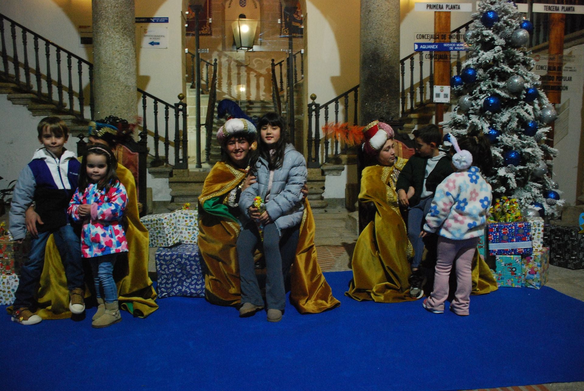 Más de 220 menores entregan sus cartas a los pajes de los Reyes Magos