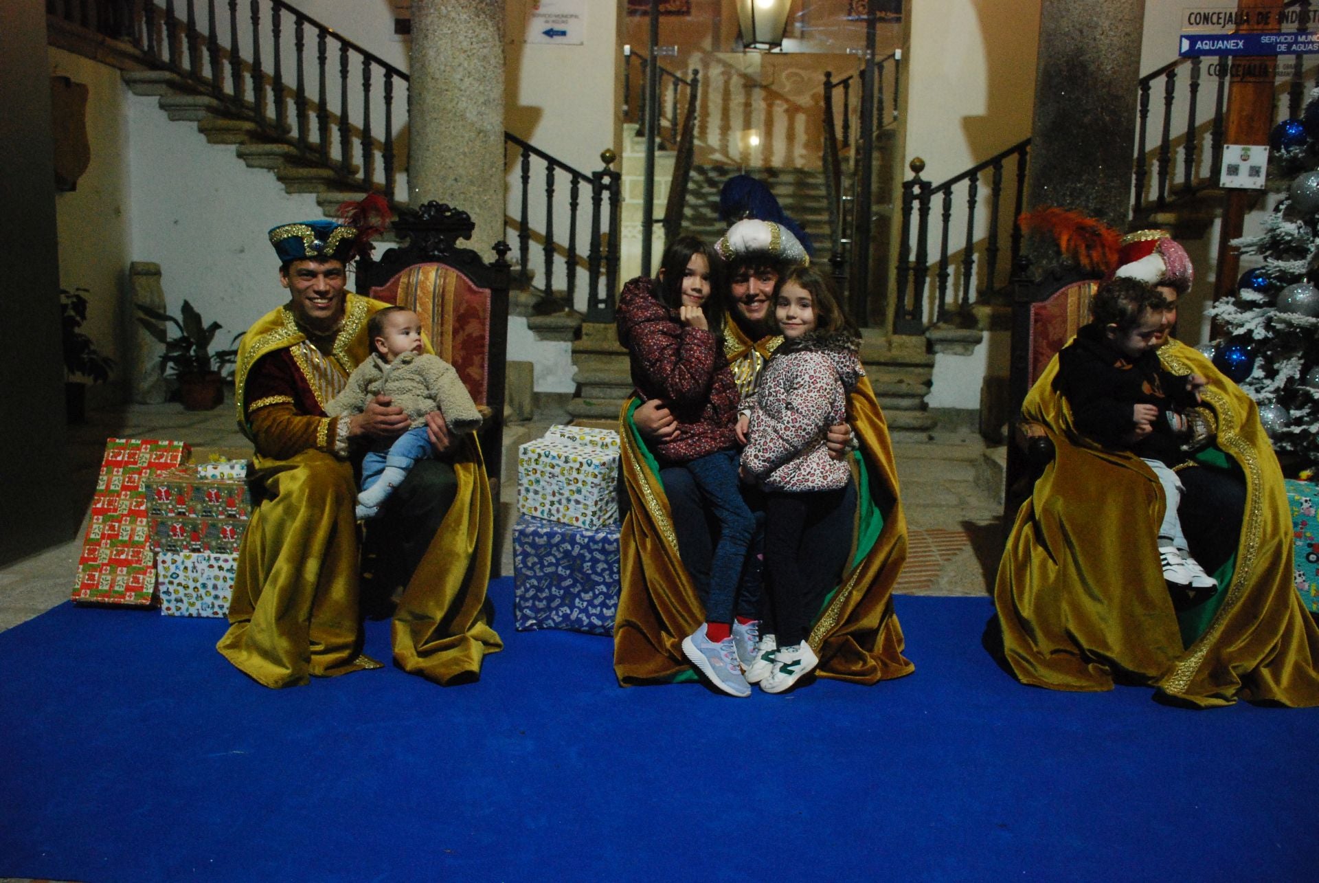 Más de 220 menores entregan sus cartas a los pajes de los Reyes Magos