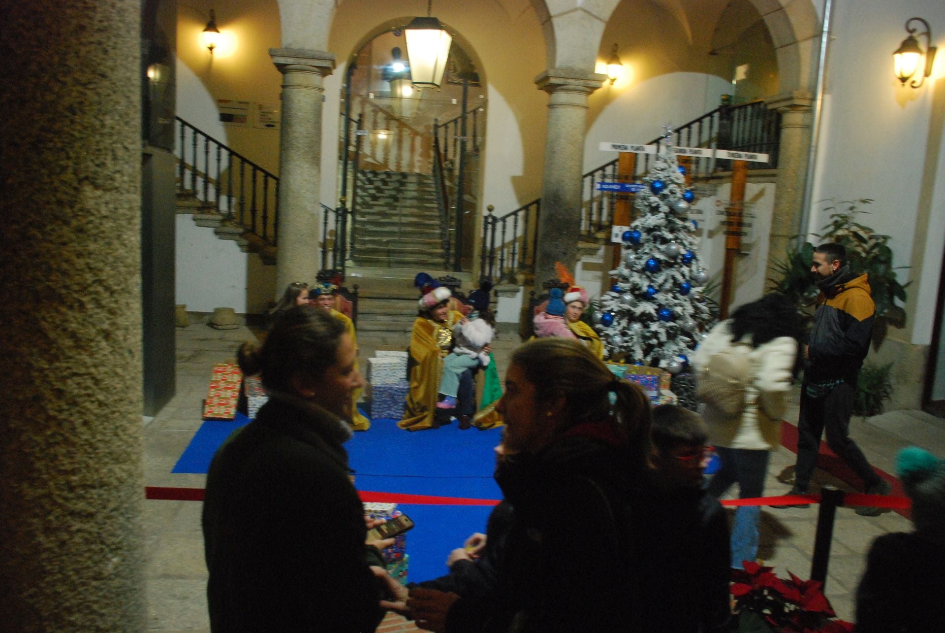 Más de 220 menores entregan sus cartas a los pajes de los Reyes Magos