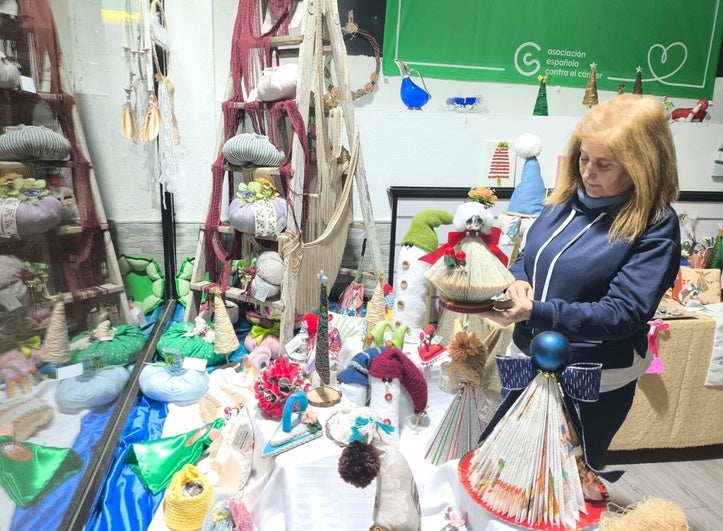 La tienda solidaria de la Asociación Contra el Cáncer no falta a su cita en Navidad