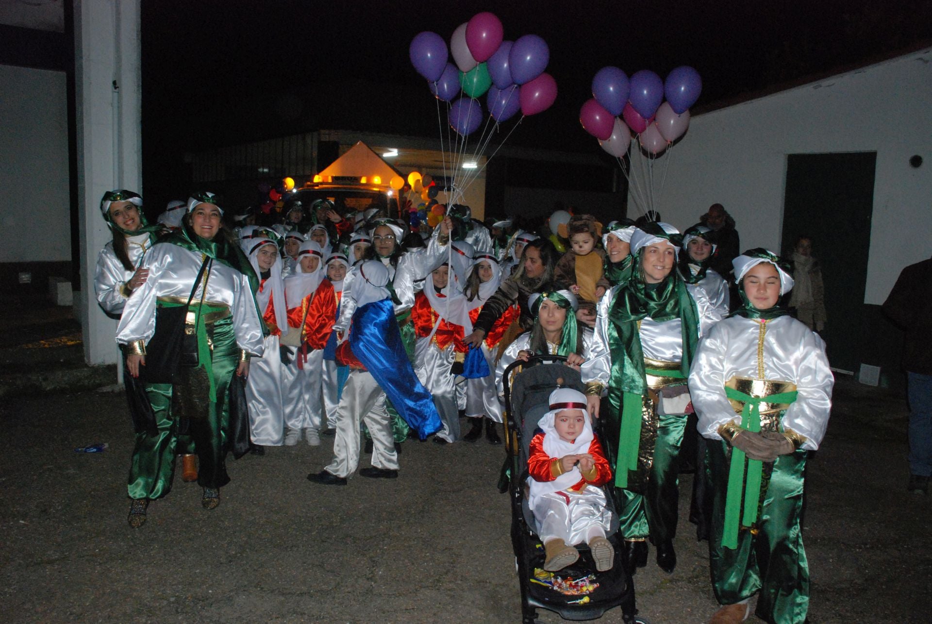 Imagen secundaria 1 - El intenso frío no puede con la ilusión de la cabalgata de Reyes