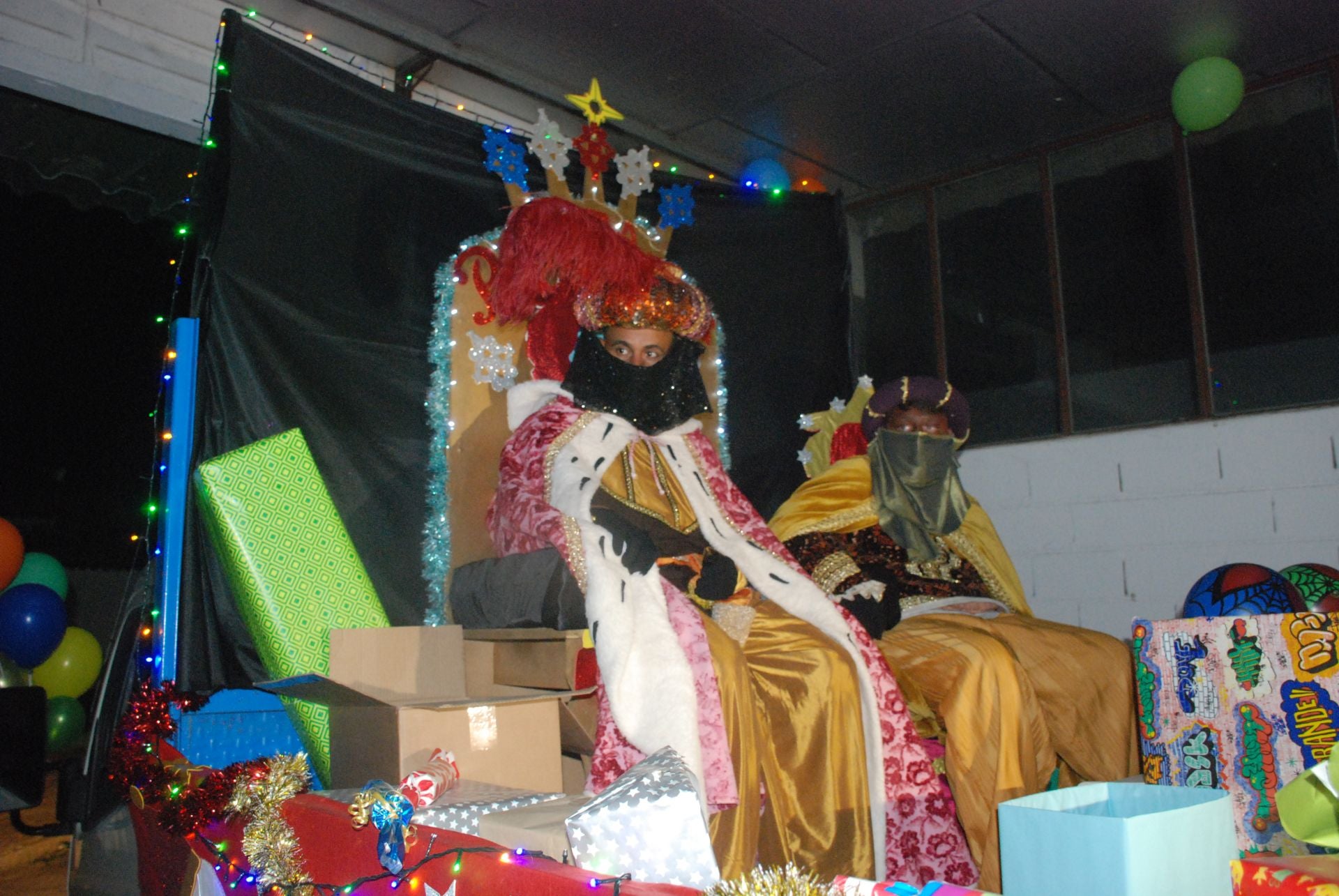 Imagen secundaria 2 - El intenso frío no puede con la ilusión de la cabalgata de Reyes