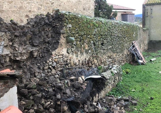 Uno de los muros dañados por el temporal.