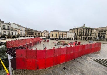 El montaje de la plaza Mayor, ayer a las 15.00 horas