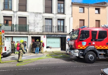 Los bomberos del SEPEI, en un momento de la intervención.