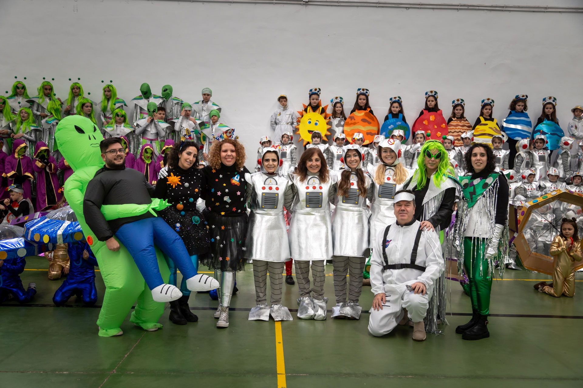 El colegio María de la Paz Orellana va de 'Trujillo a la Luna' en su desfile de Carnaval