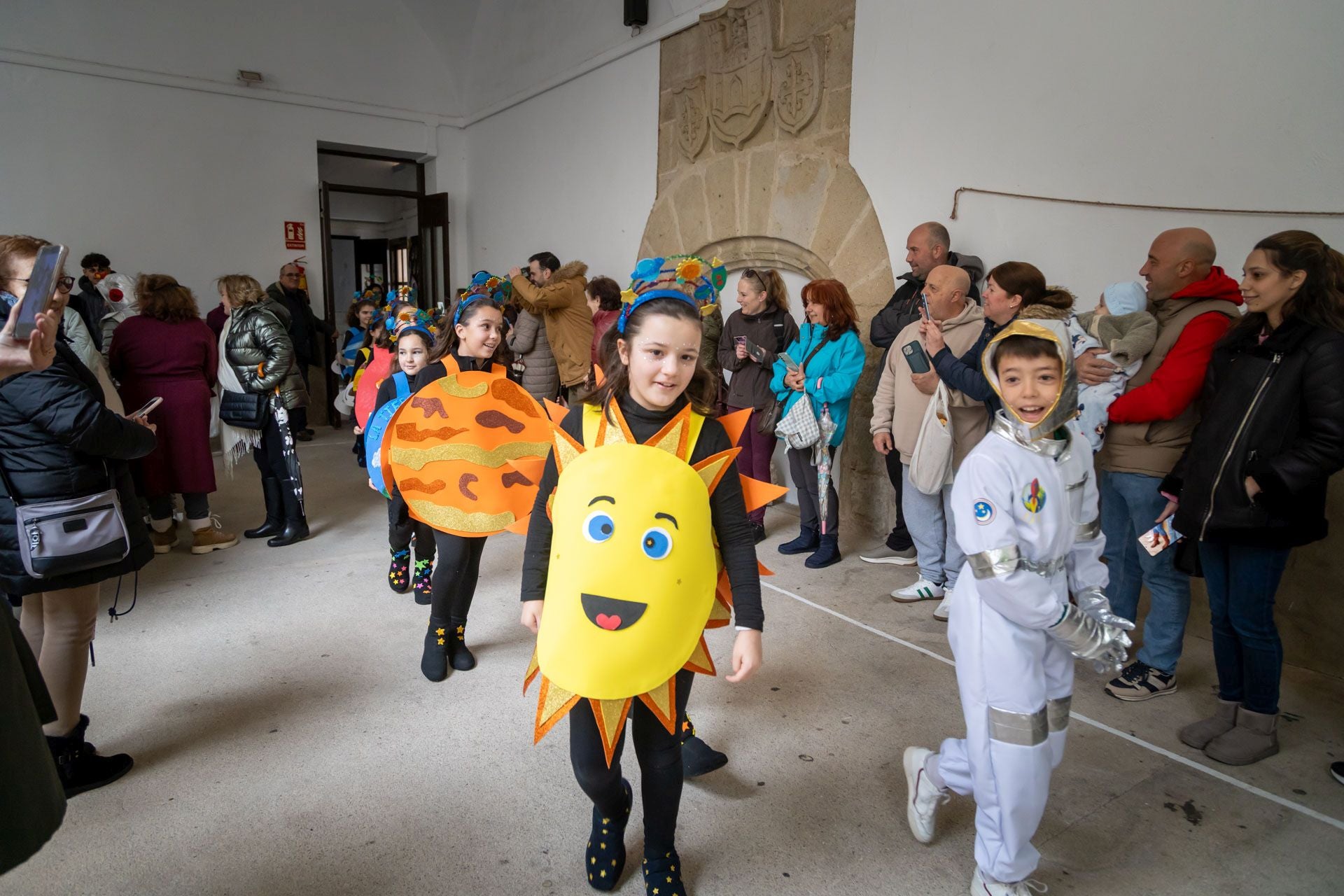 El colegio María de la Paz Orellana va de 'Trujillo a la Luna' en su desfile de Carnaval